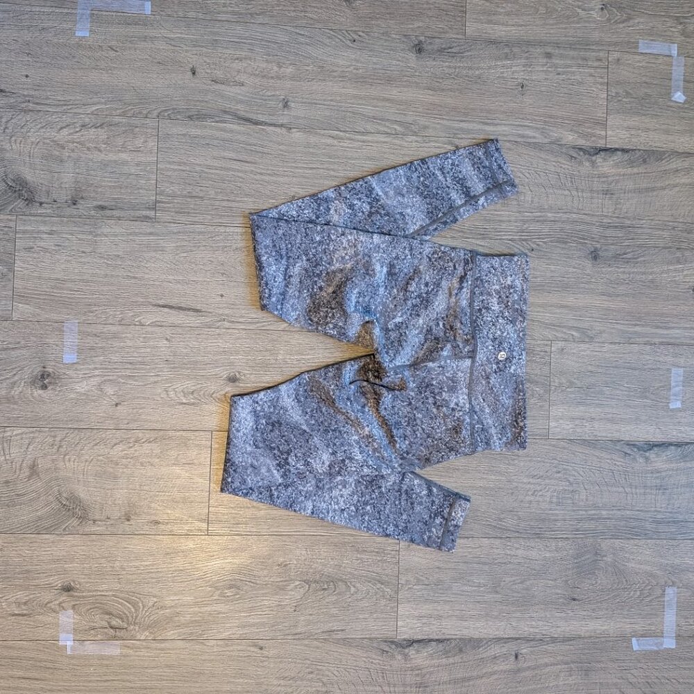 22🖤 Lululemon Align Gray Patterned Leggings — Size 4 🖤 - Picture 2 of 4